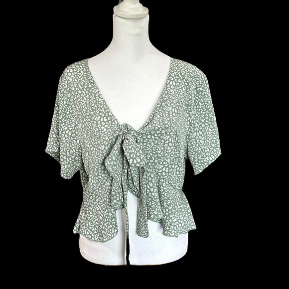 SHEIN Tops - SHEIN XL cropped tie top